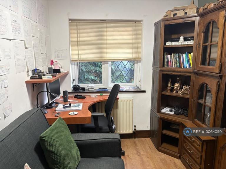 Room Sefton Close in Greater London