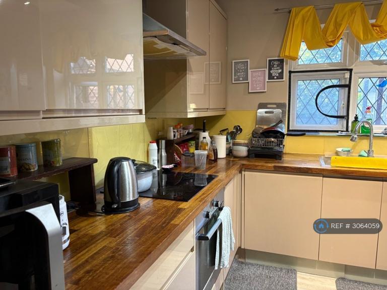 Room Sefton Close in Greater London