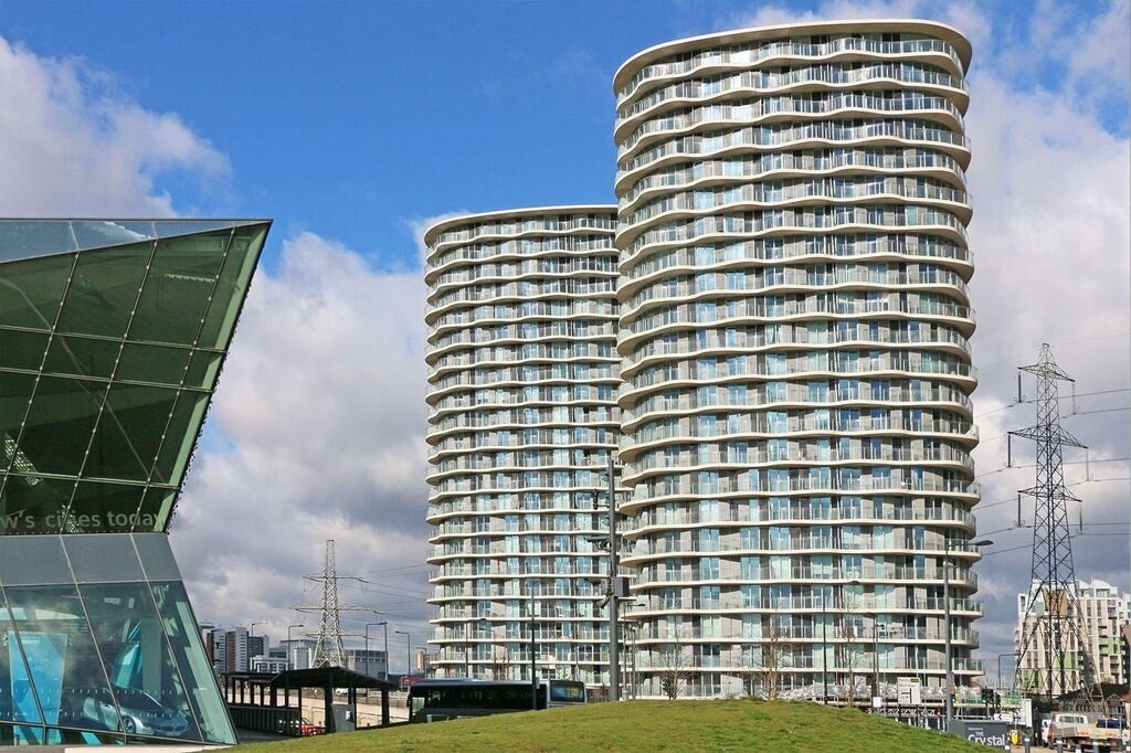 Flat Silvertown Way in Greater London