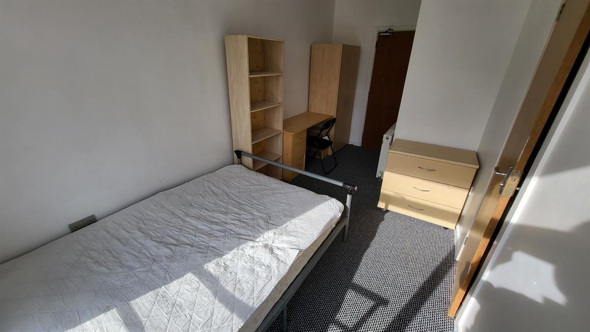 Flat Pine Grove in Manchester