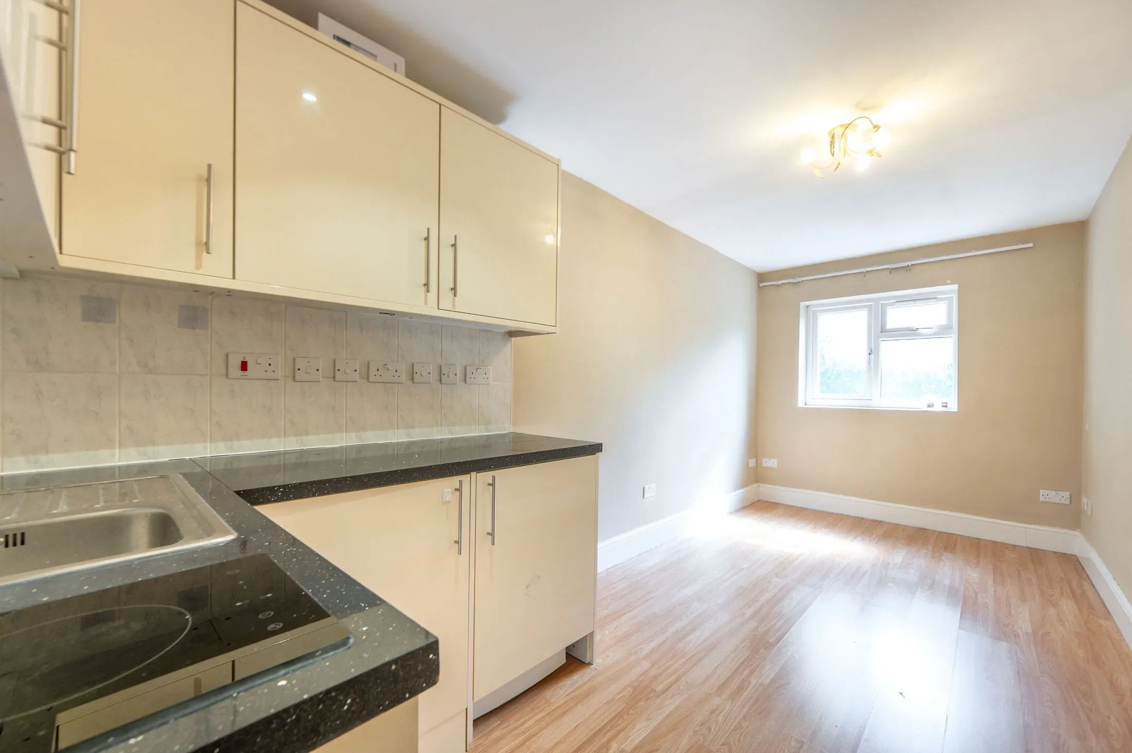 Flat Lydford Road in Greater London