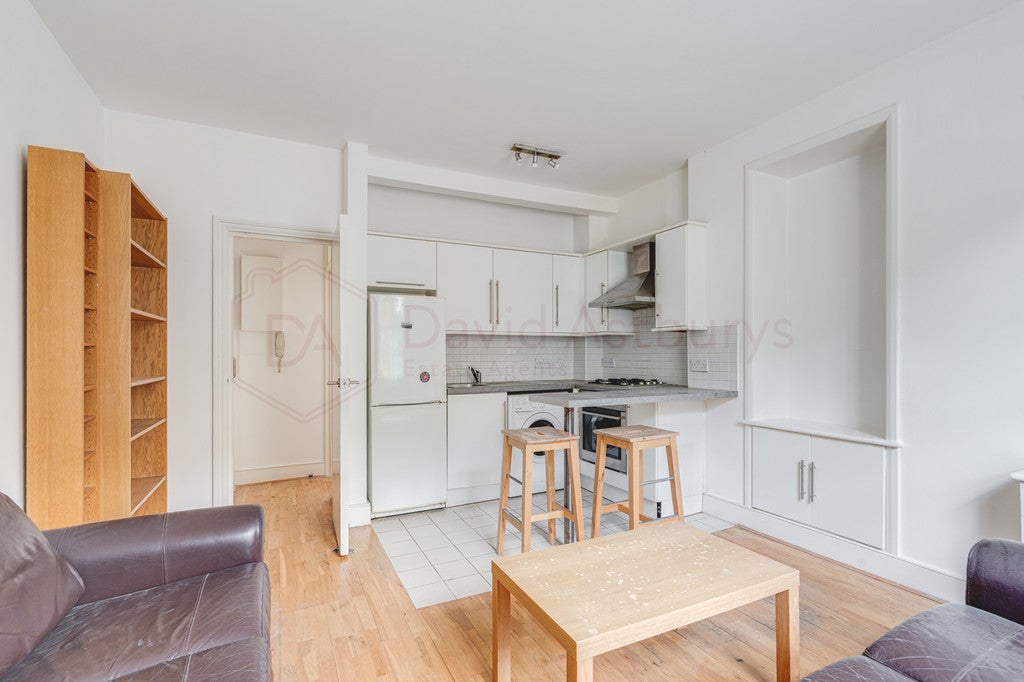 Flat Caledonian Road in Greater London