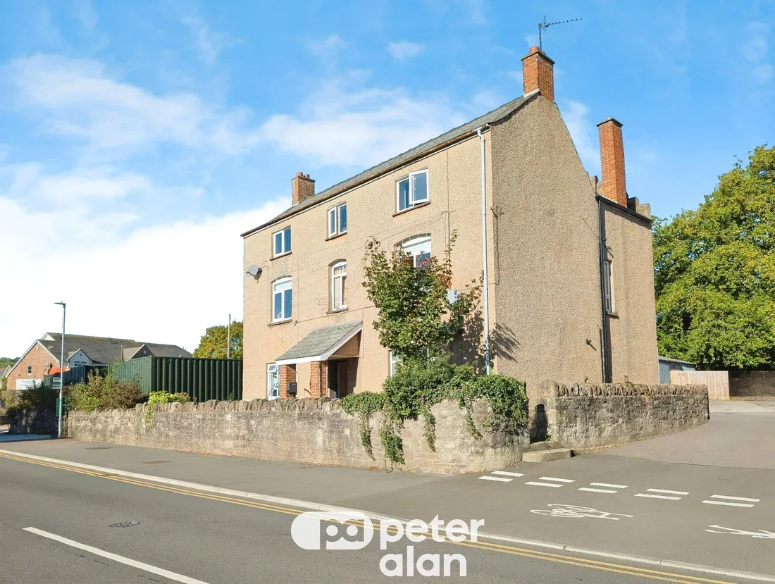 Flat Fitzroy Close in Monmouth