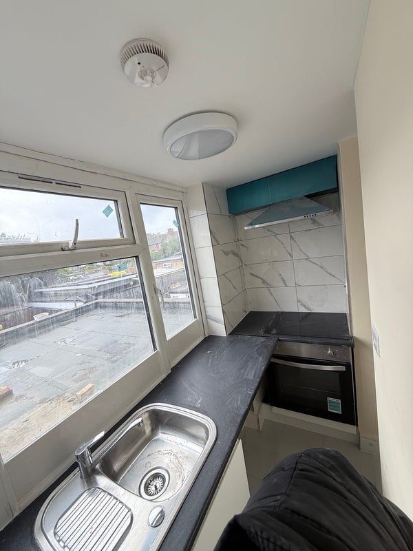 Flat Bishopsford Road in Greater London