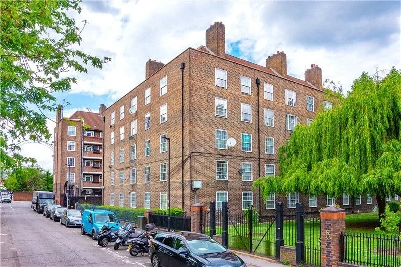 Room Greenham Close in Greater London