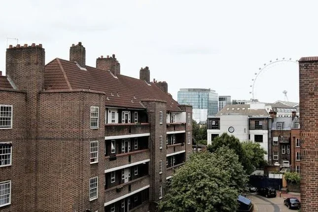 Room Greenham Close in Greater London