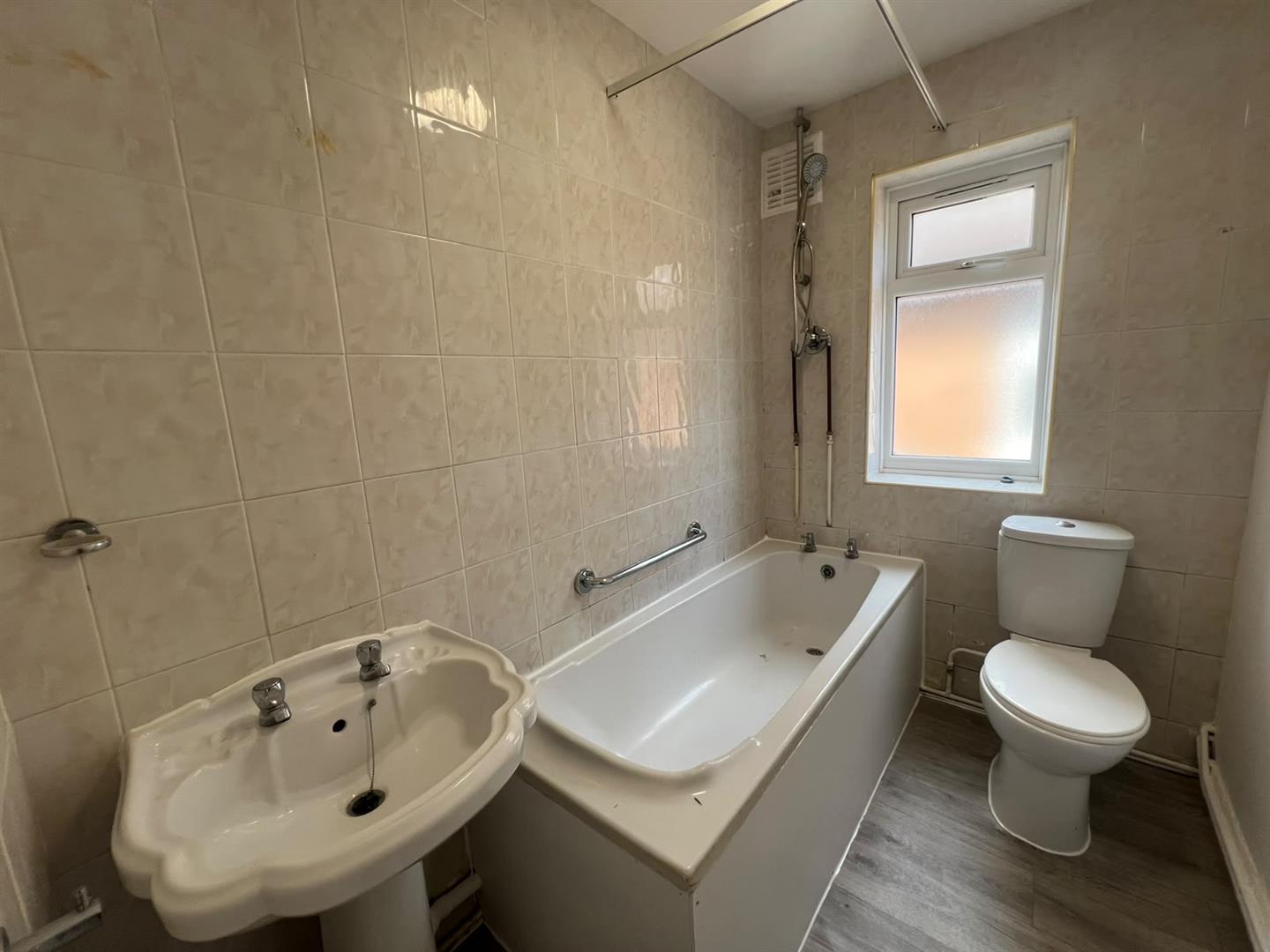 Flat Doddinghurst Road in Brentwood