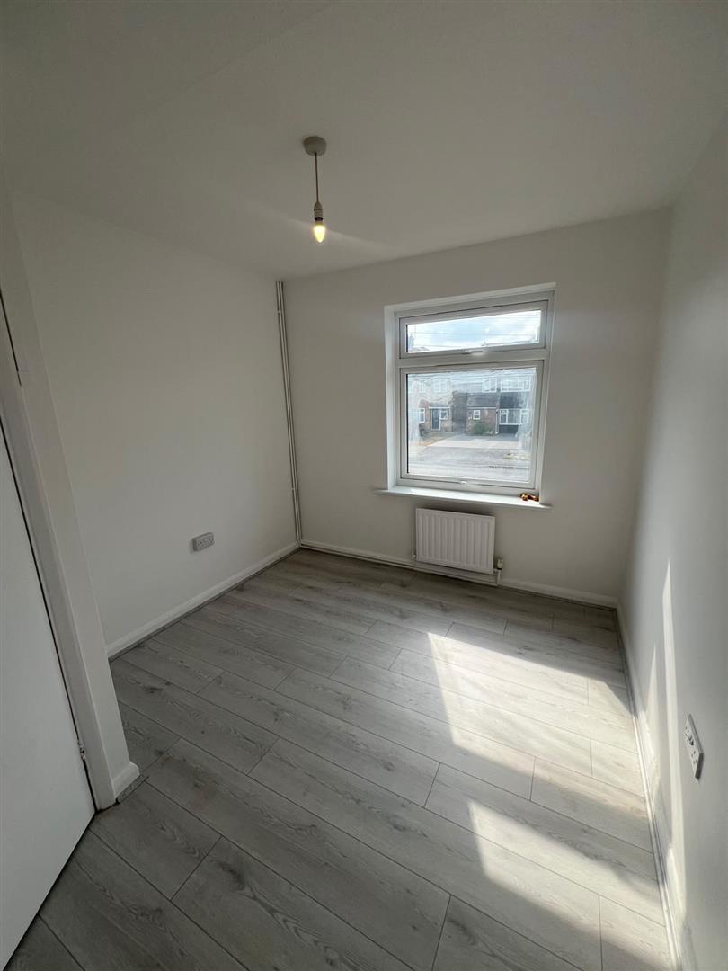Flat Doddinghurst Road in Brentwood