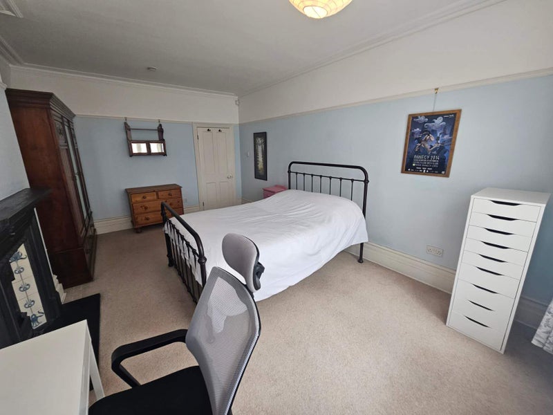 Room Grand Avenue in Greater London