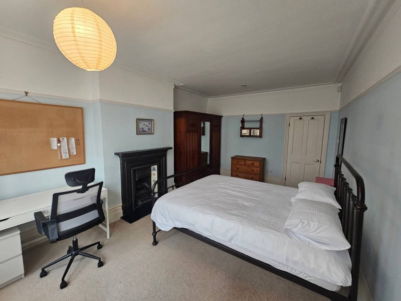 Room Grand Avenue in Greater London