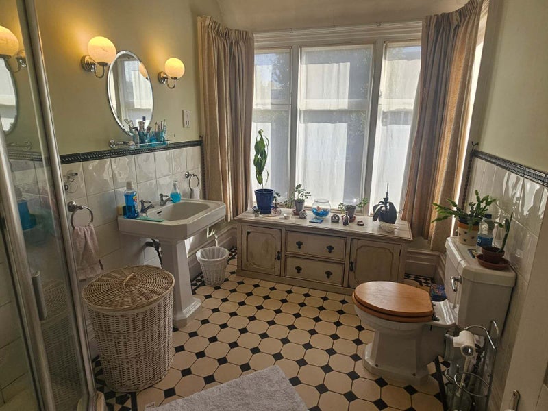 Room Grand Avenue in Greater London