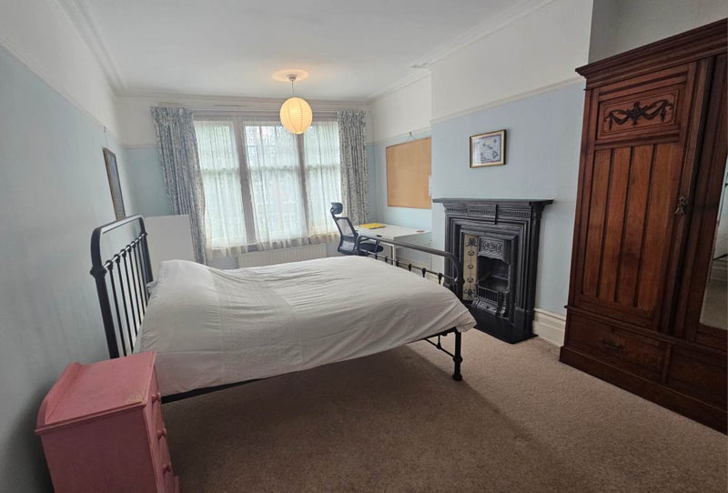 Room Grand Avenue in Greater London