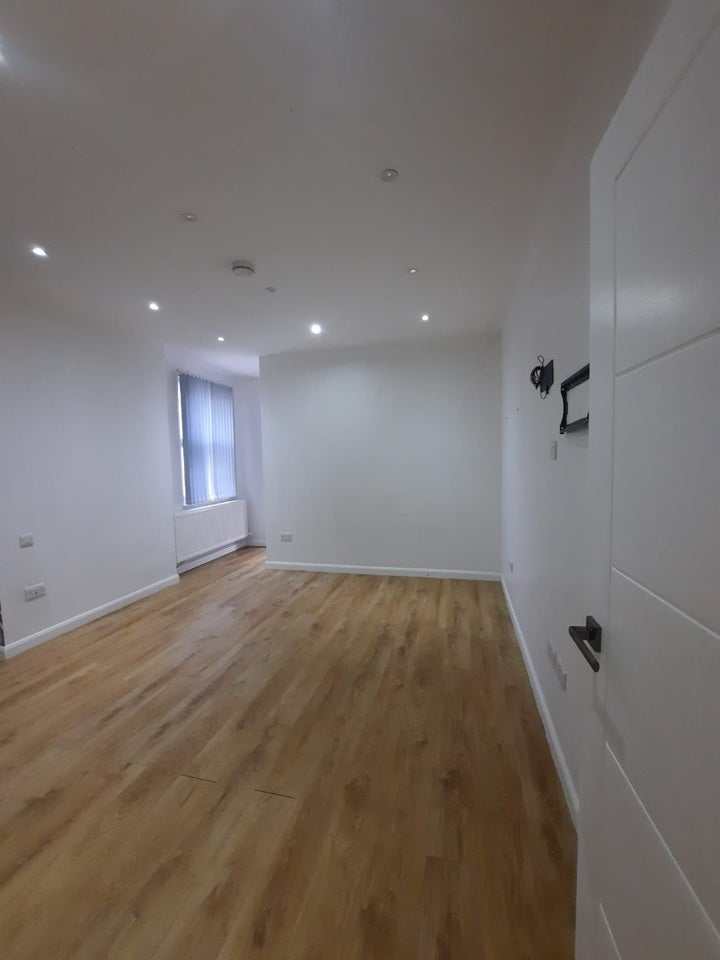 Flat Alexandra Park Road in Greater London