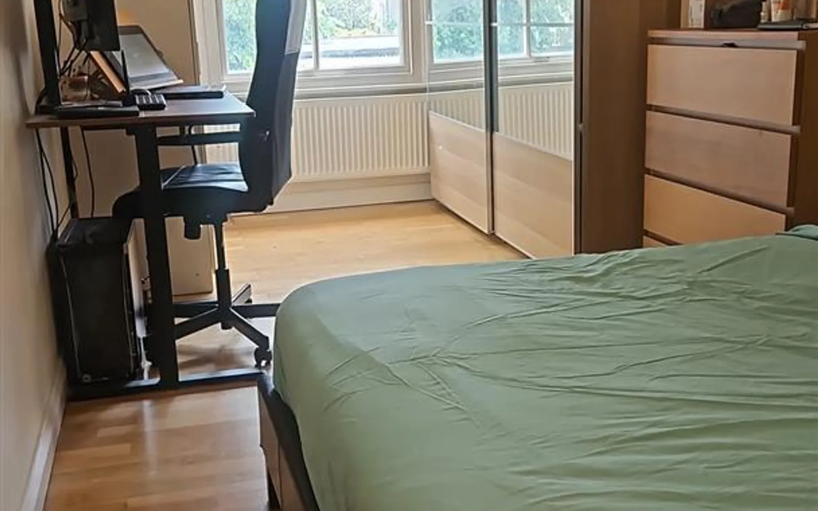 Flat Biddestone Road in Greater London