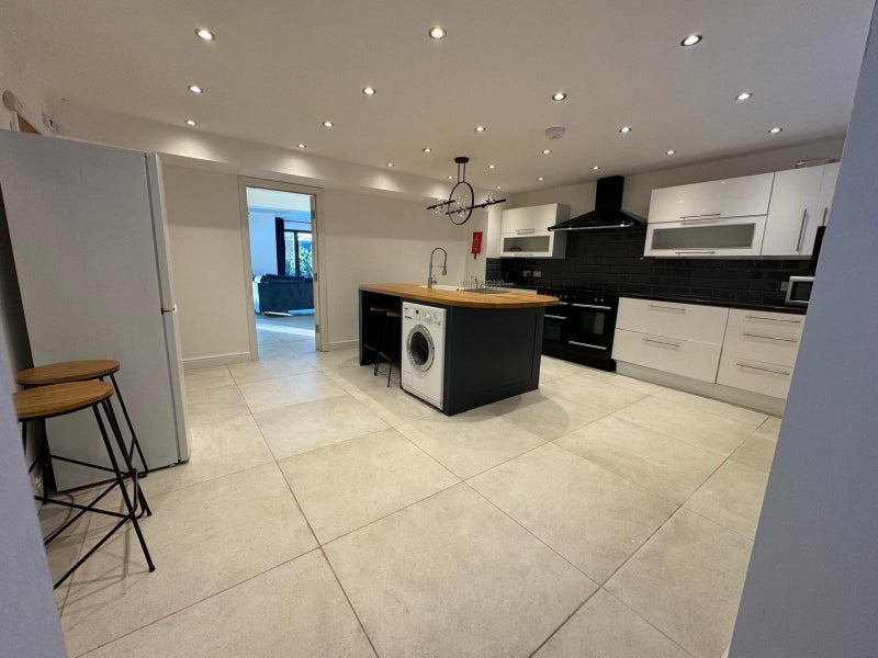 Room Broome Avenue in Charnwood