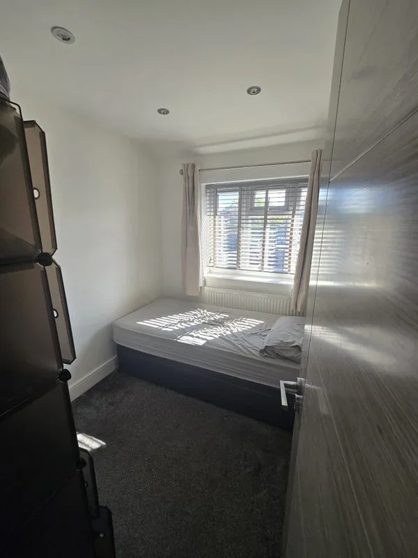 Room Priestley Road in Greater London