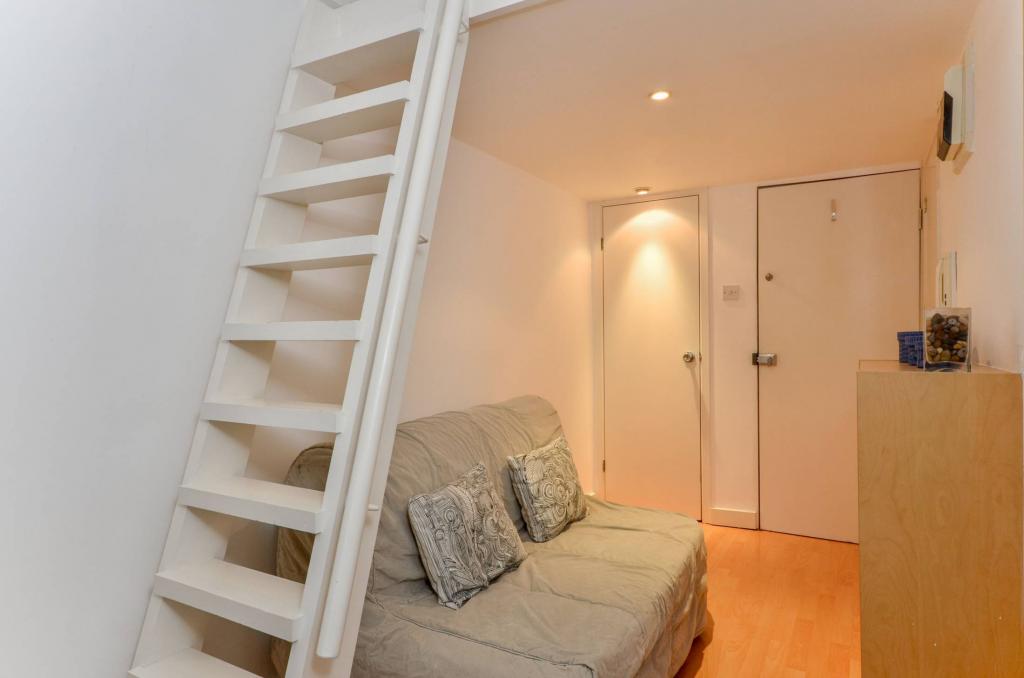 Flat Penywern Road in Greater London