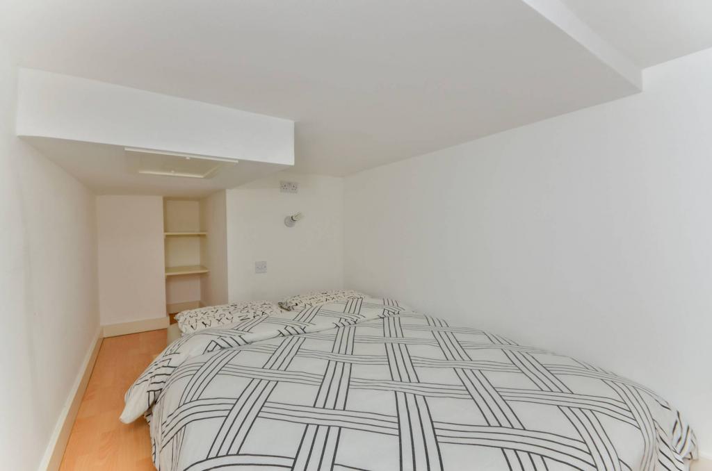 Flat Penywern Road in Greater London