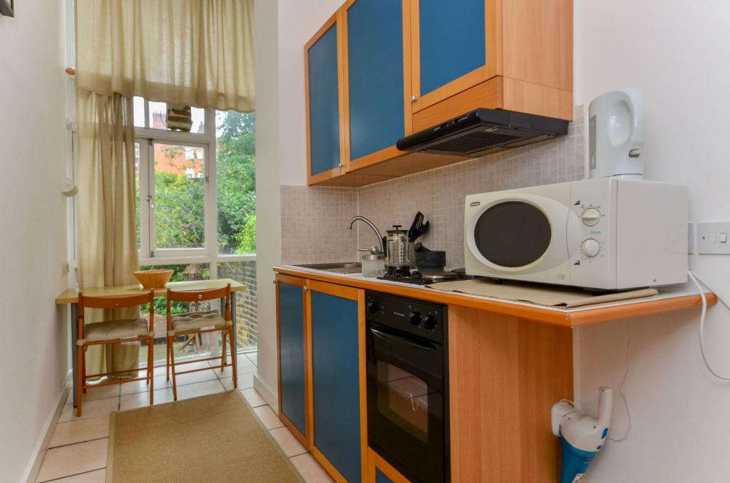 Flat Penywern Road in Greater London