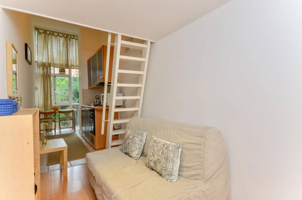Flat Penywern Road in Greater London
