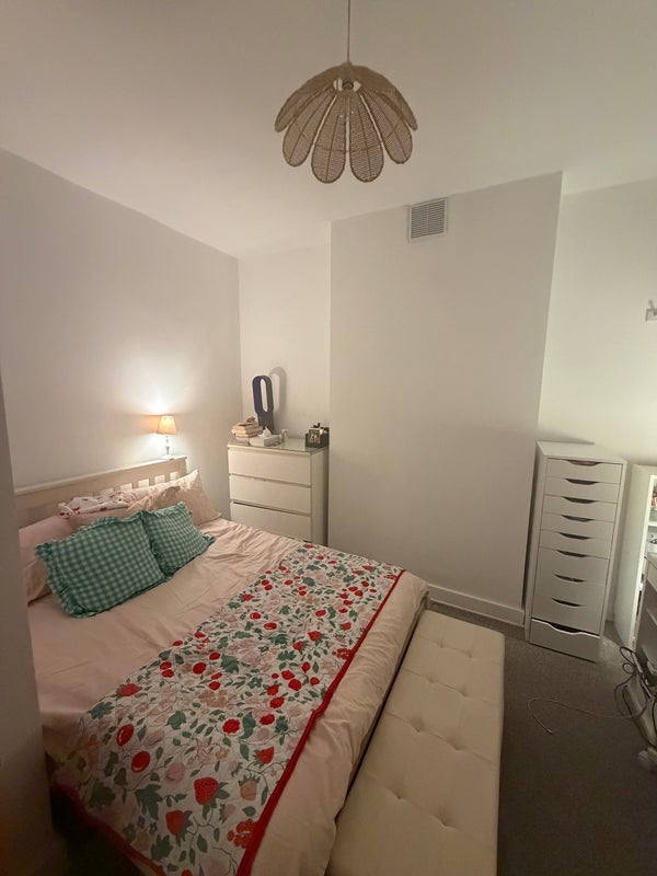 Room Hydethorpe Road in Greater London