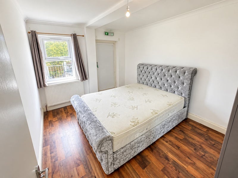 Flat Raven Row in Greater London