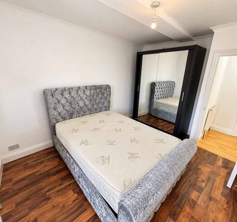 Flat Raven Row in Greater London