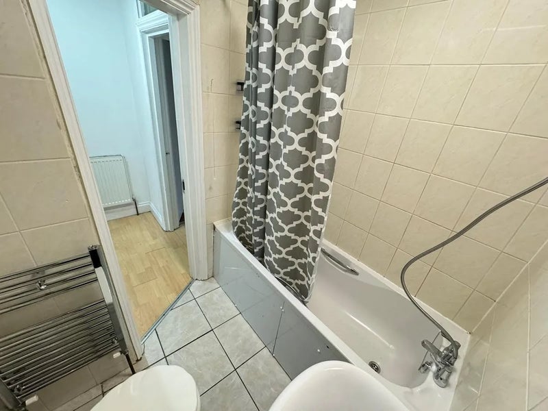 Flat Raven Row in Greater London