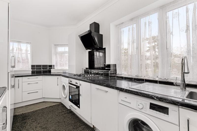 Flat Molesey Road in Elmbridge