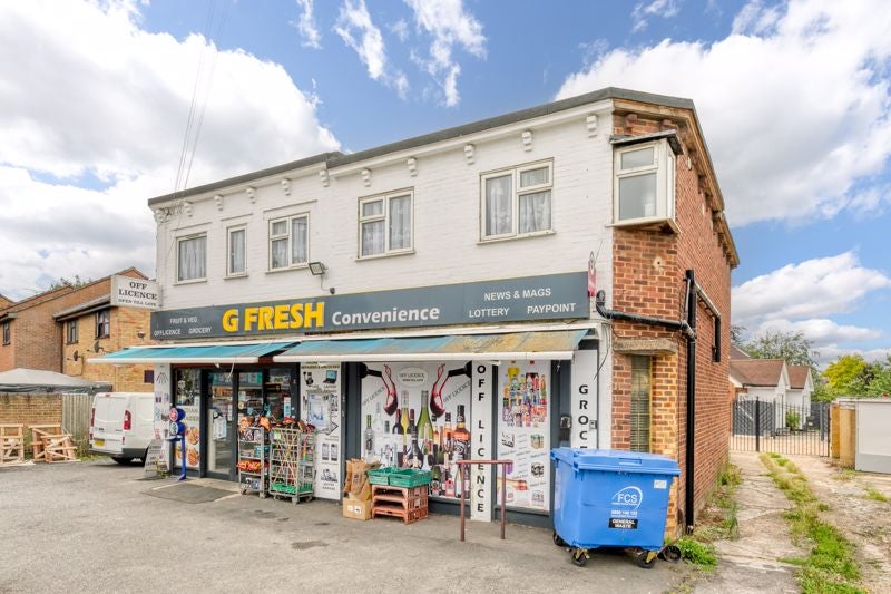 Flat Molesey Road in Elmbridge