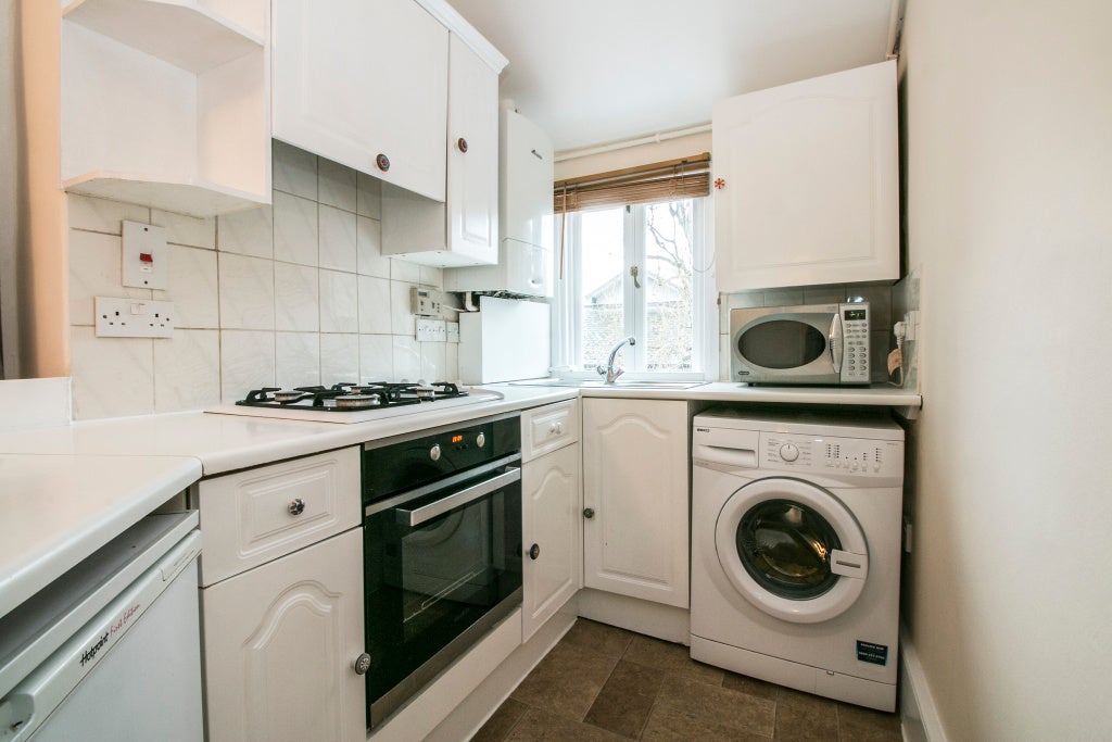 Flat Elmfield Road in Greater London