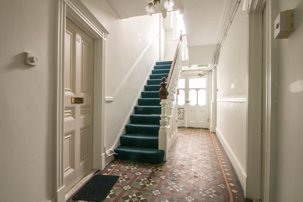 Flat Elmfield Road in Greater London