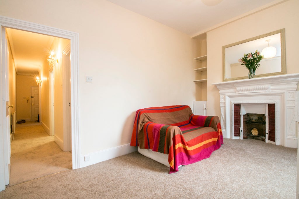 Flat Elmfield Road in Greater London