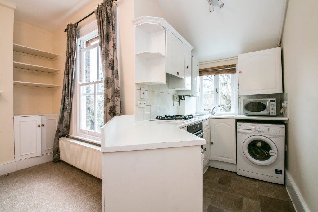 Flat Elmfield Road in Greater London
