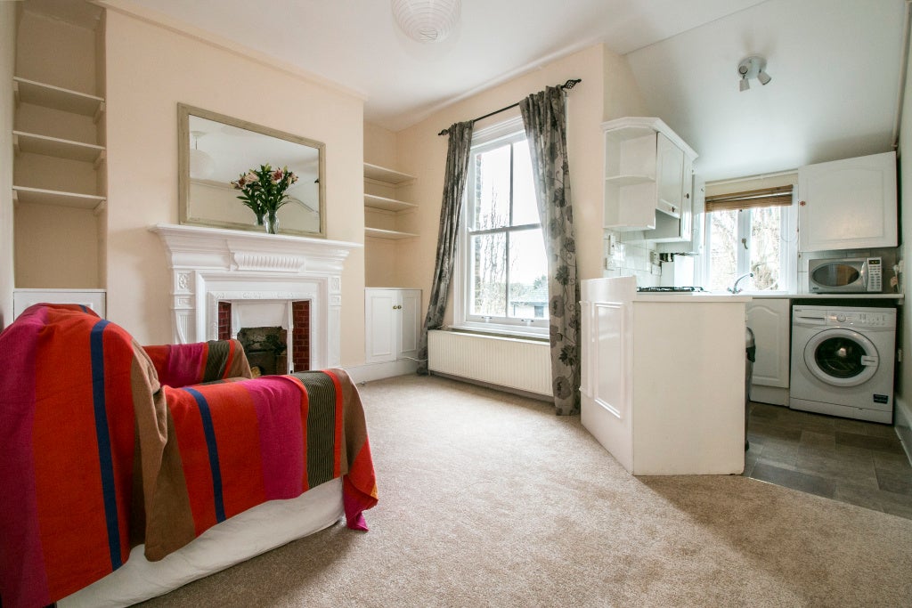 Flat Elmfield Road in Greater London