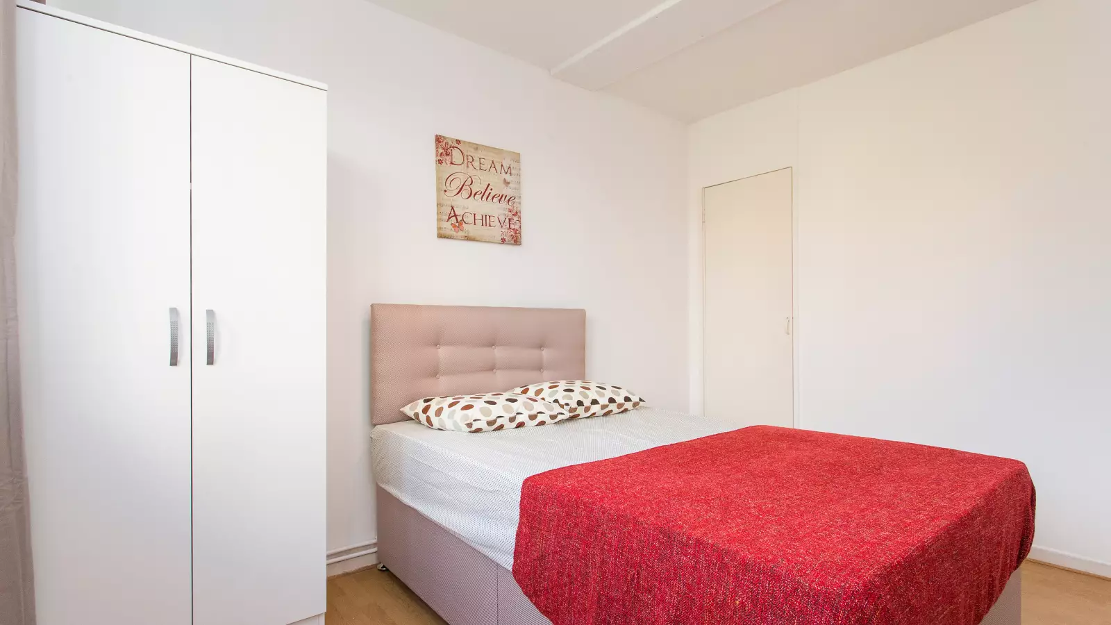 Flat Fontley Way in Greater London