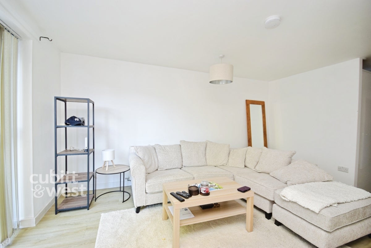 Flat Oakdene Road in Reigate and Banstead