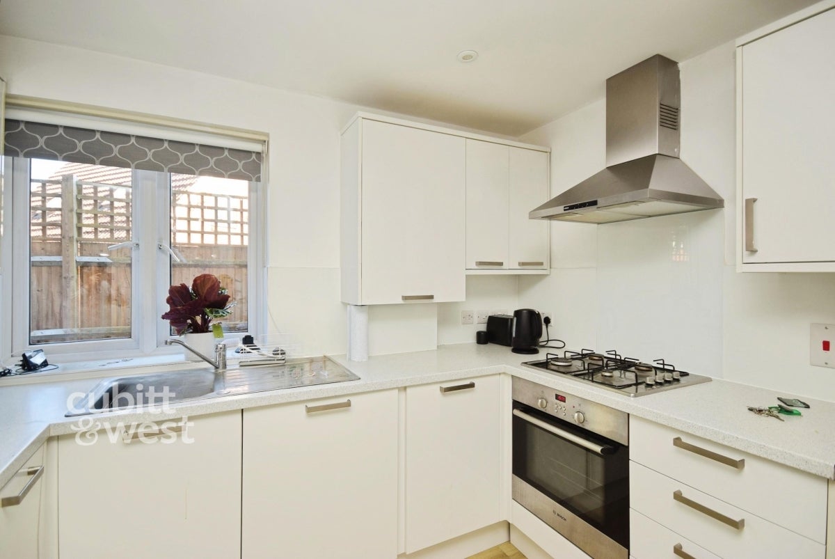 Flat Oakdene Road in Reigate and Banstead