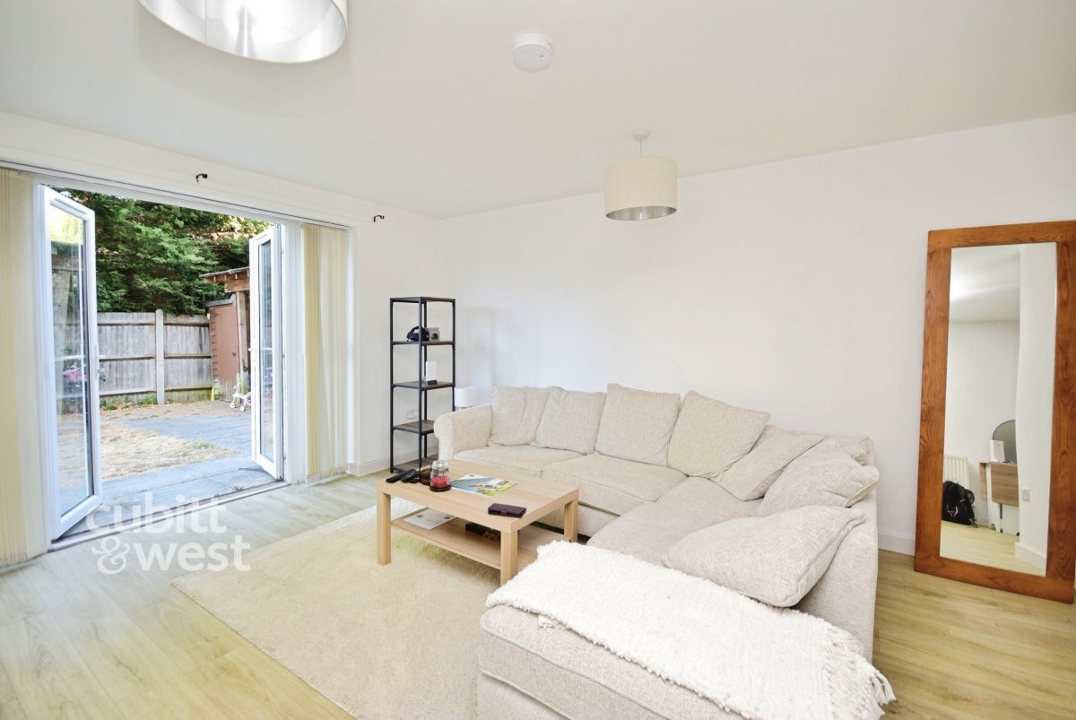 Flat Oakdene Road in Reigate and Banstead