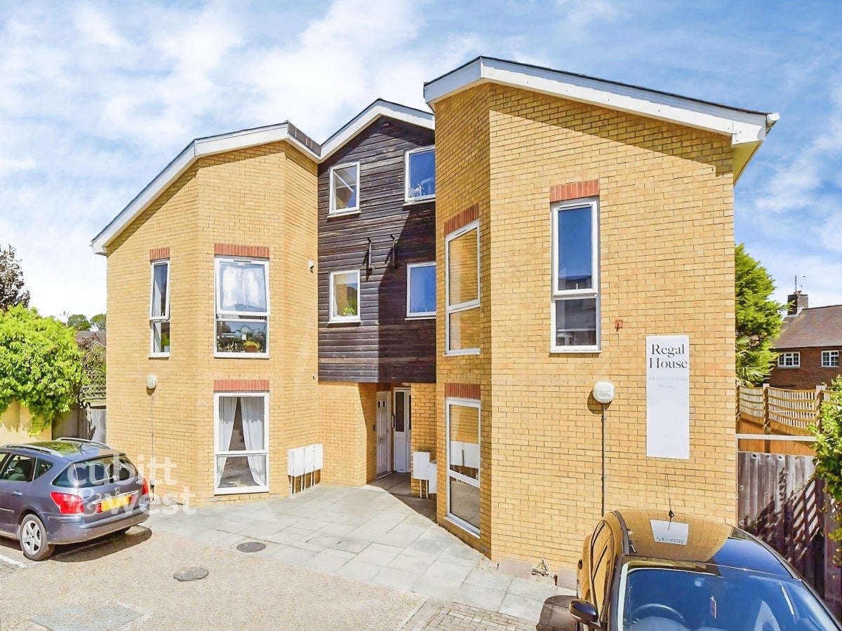 Flat Oakdene Road in Reigate and Banstead