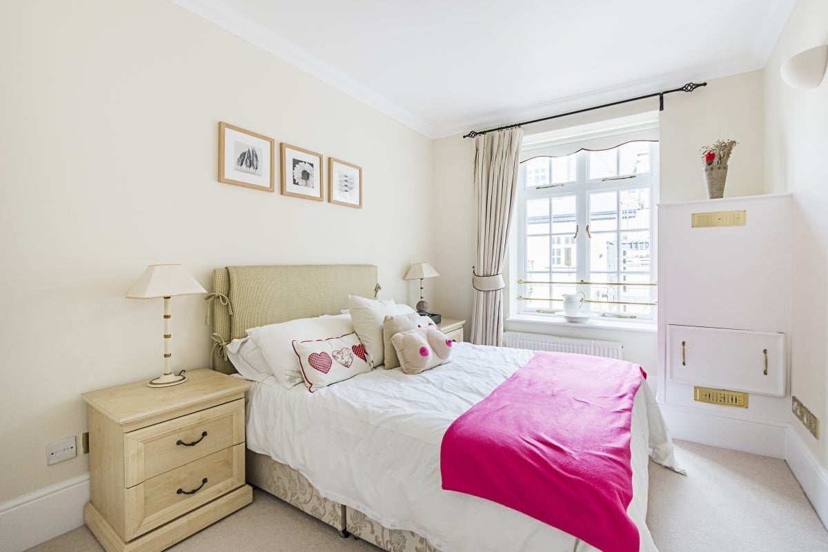 Flat Phillimore Walk in Greater London