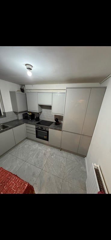 Flat Ethnard Road in Greater London