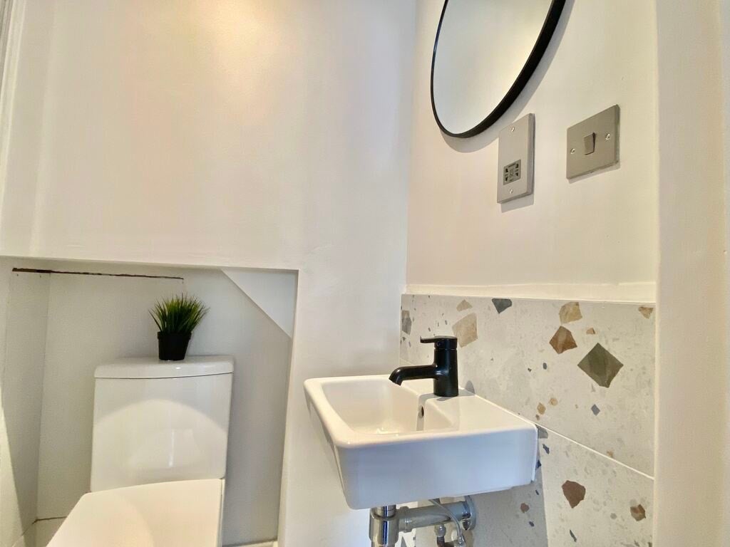 Room Buxton Street in Greater London