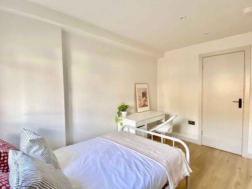 Room Buxton Street in Greater London