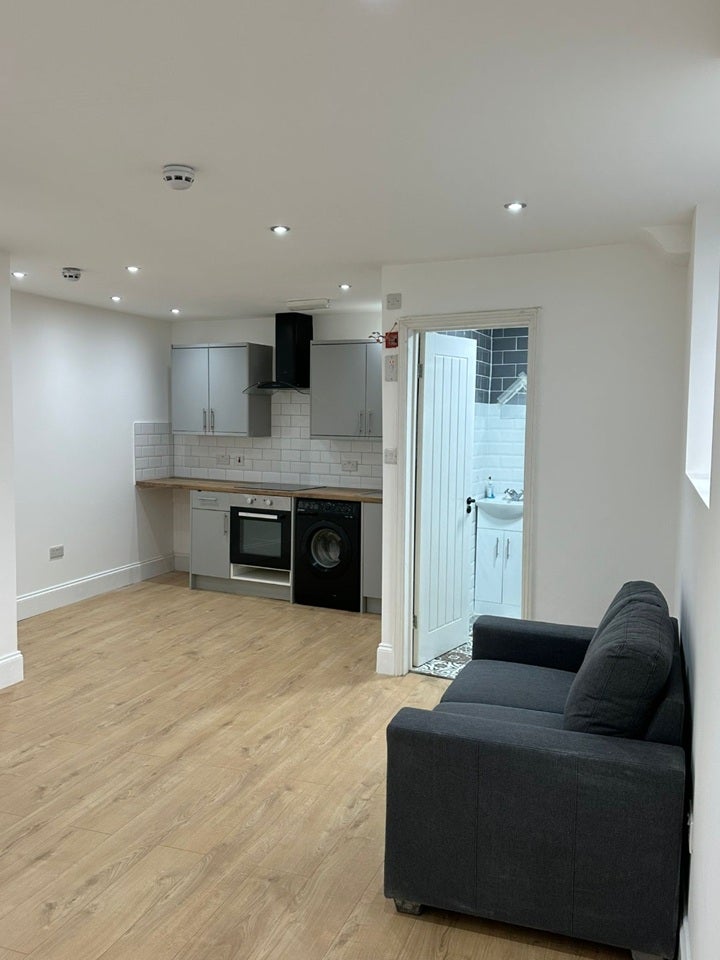 Flat Commercial Road in Greater London