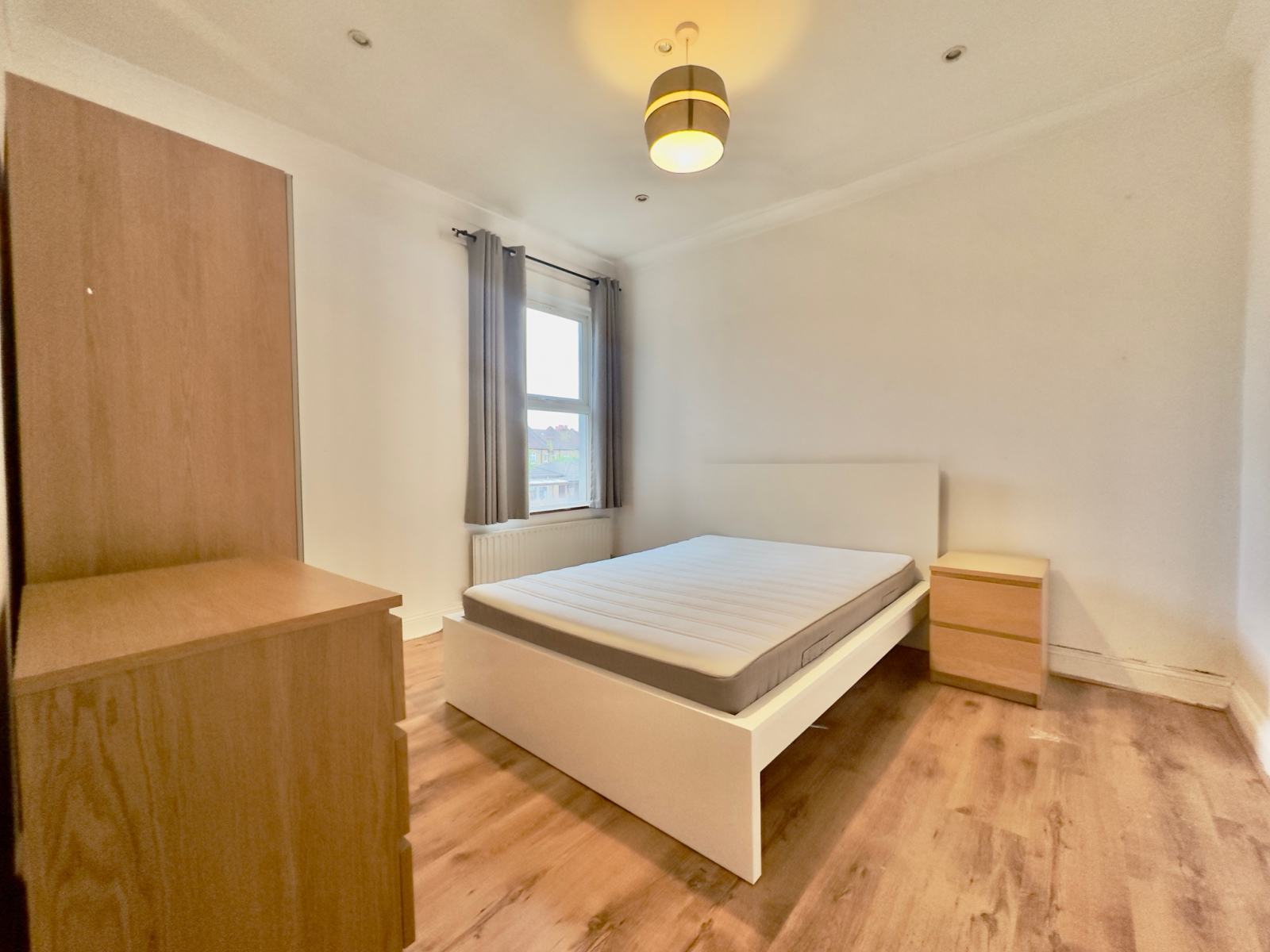 Flat Undine Street in Greater London