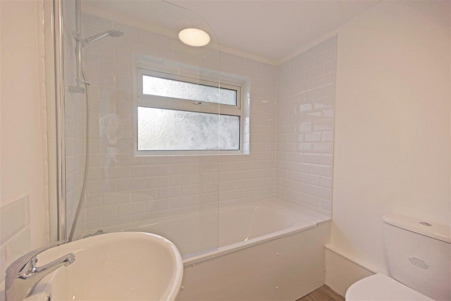 Flat Rolleston Road in Greater London
