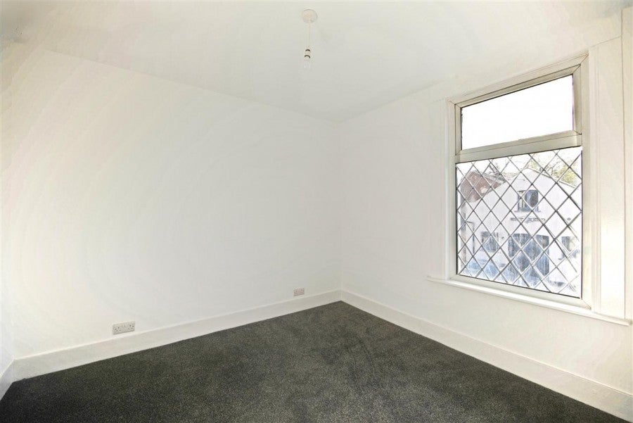 Flat Rolleston Road in Greater London