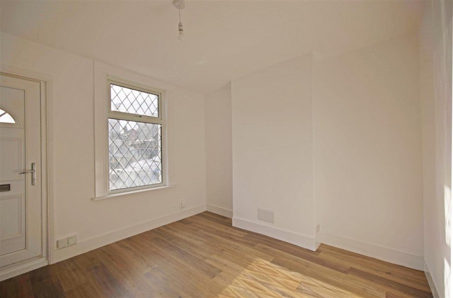 Flat Rolleston Road in Greater London