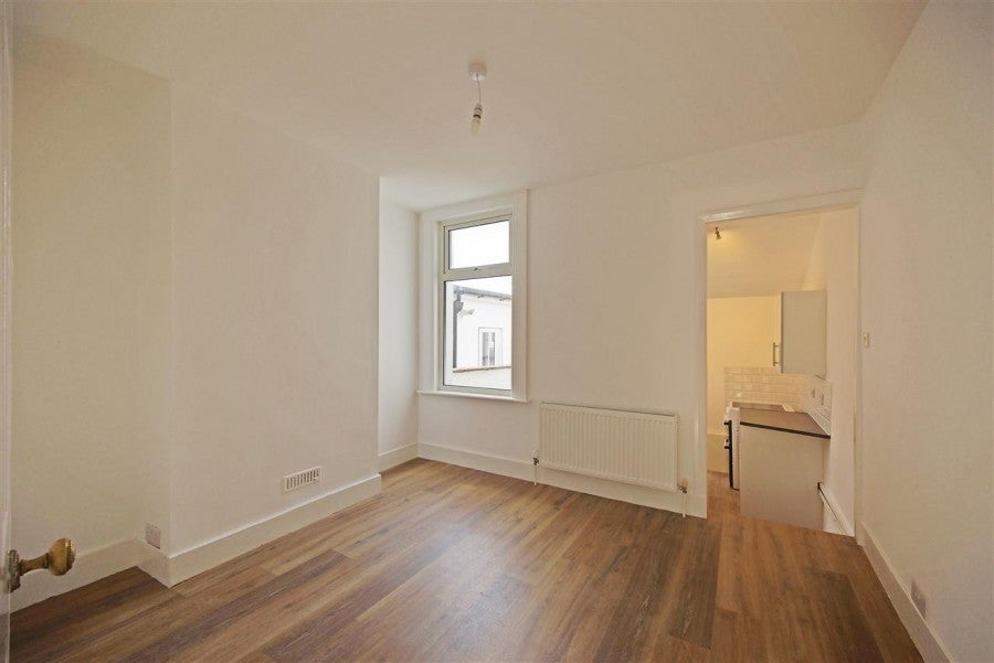 Flat Rolleston Road in Greater London